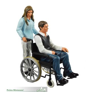 Mann im Rollstuhl mit Begleiterin