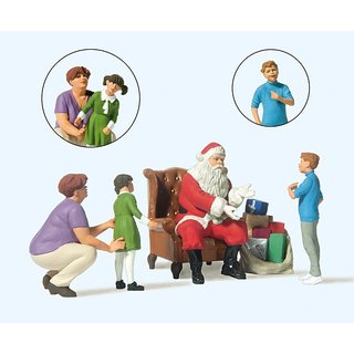 Weihnachtsmann im Sessel mit Mutter und Kindern
