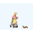 Alte Dame mit Rollator, Eichhörnchen fütternd