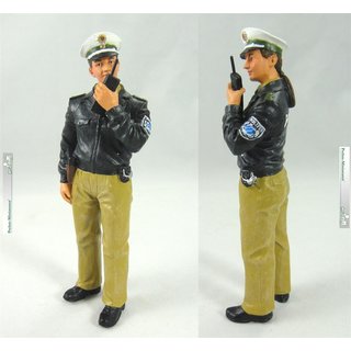 Polizistin, grüne Uniform